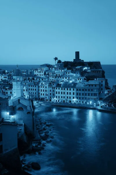 イタリア チンクテレの海の上の岩の上の建物と夜のヴェルナッツァ — ストック写真