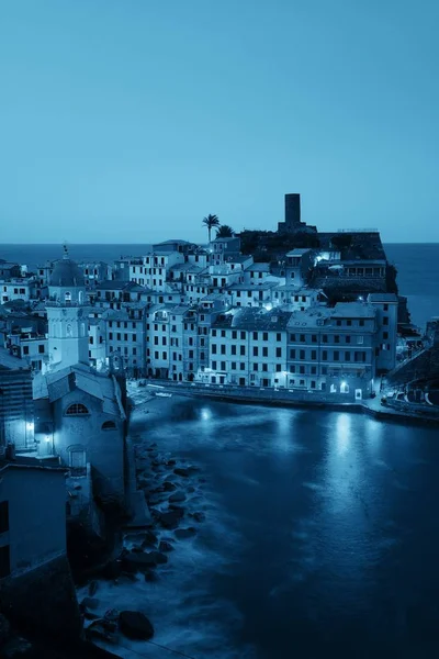 Vernazza Bei Nacht Mit Gebäuden Auf Felsen Über Dem Meer — Stockfoto