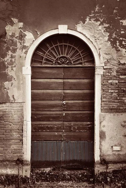 Відбивні Двері Вікна Старих Будинках Венеції Італія — стокове фото