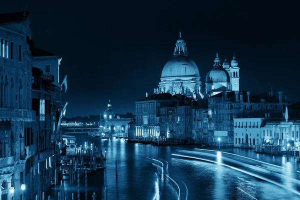 Upptagen Canal Grande Venedig Med Ljusa Spår Natten Italien — Stockfoto