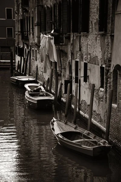 Πάρκο Σκαφών Στο Στενό Κανάλι Της Βενετίας Ιταλία — Φωτογραφία Αρχείου
