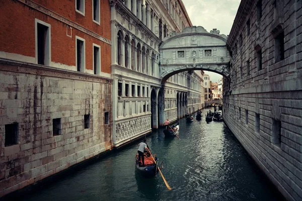 Gondole Dans Canal Avec Pont Des Signes Venise Italie — Photo