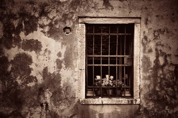 이탈리아 베니스의 역사적 들에서 창문을 가까이 — 스톡 사진