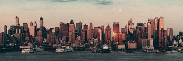 ニューヨーク市の高層ビル街の夕日と月の上昇 — ストック写真