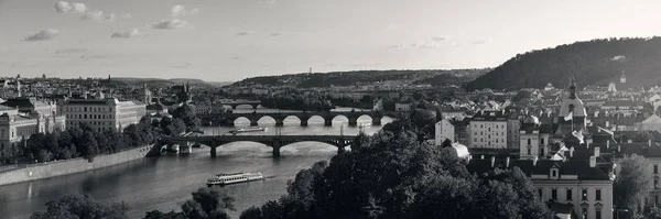 布拉格的天际线和横跨捷克共和国河流的桥梁 — 图库照片