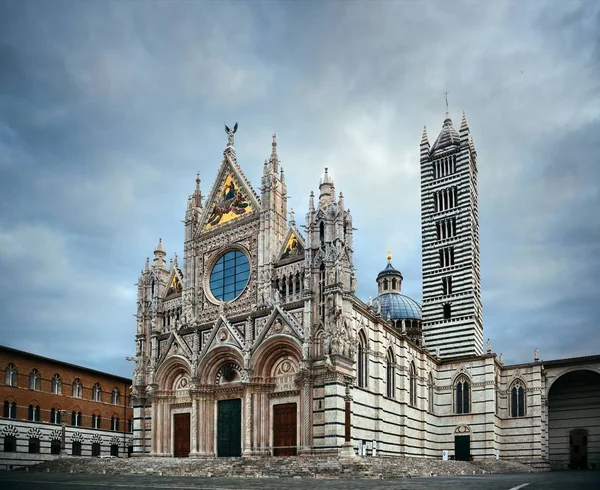 イタリアの曇りの日に中世の町の有名なランドマークとしてシエナ大聖堂の閉鎖 — ストック写真
