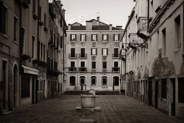 Binnenplaats Met Putten Historische Gebouwen Venetië Italië — Stockfoto