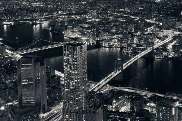 屋上からの夜景ニューヨーク市街地の高層ビル群 — ストック写真