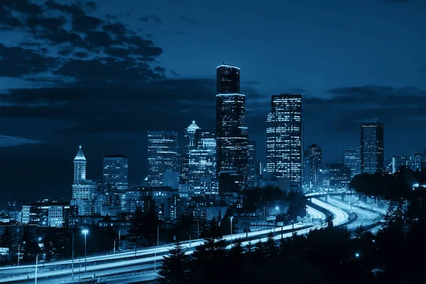 西雅图城市景观 城市建筑 黄昏时的红绿灯小径 — 图库照片