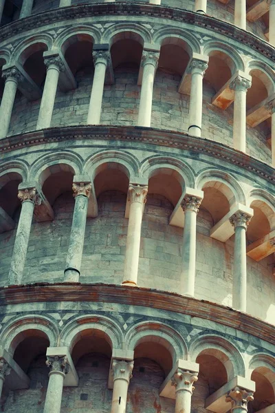 ピサの斜塔のクローズアップビューは 世界的に知られているランドマークとしてイタリア — ストック写真