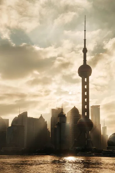 中国の晴れた空と水の反射と上海の朝 — ストック写真