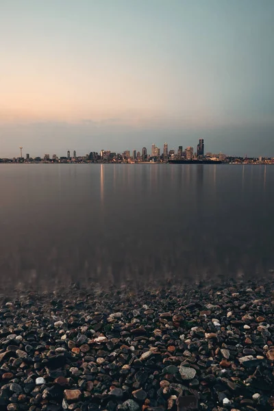 Kentsel Mimari Çakıl Taşı Denize Sıfır Üzerinden Seattle Şehir Manzarası — Stok fotoğraf
