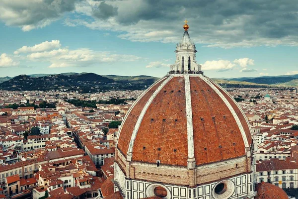 ドゥオーモのサンタ マリア フィオーレ大聖堂のドームとイタリア フィレンツェのスカイライン — ストック写真