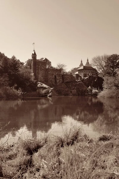 位于纽约市中城中央公园的贝尔韦代雷城堡和秋叶与湖泊 — 图库照片