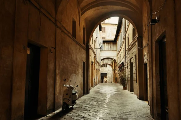 Straatzicht Met Oude Gebouwen Poort Siena Italië — Stockfoto