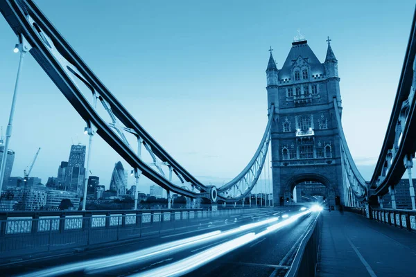 タワーブリッジとロンドンでの朝の交通 — ストック写真