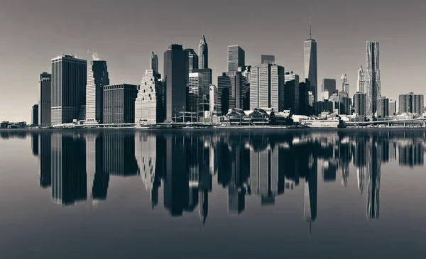 Manhattan Finans Bölgesine Yansıması Ile Doğu Nehri Üzerinde Gökdelenler Ile — Stok fotoğraf