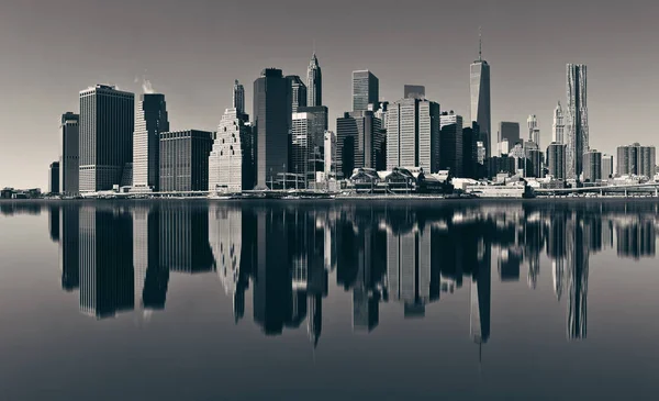 Manhattan finans bölgesine yansıması ile Doğu Nehri üzerinde gökdelenler ile.