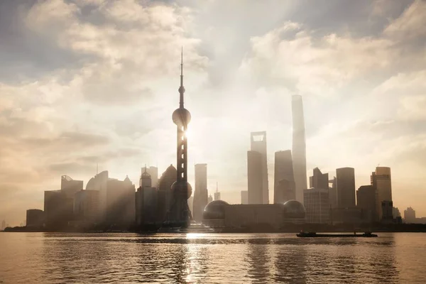Shanghai Πρωί Ηλιόλουστο Ουρανό Και Αντανακλάσεις Νερού Στην Κίνα — Φωτογραφία Αρχείου