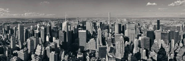高層ビルや都市のパノラマのニューヨーク市のミッドタウンスカイライン — ストック写真