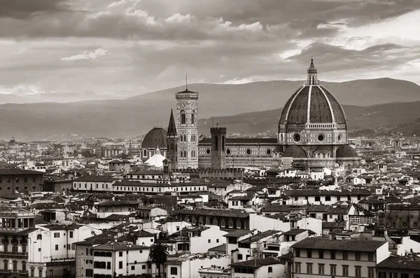 ピアッツァーレから望む街のスカイラインを持つフィレンツェ大聖堂ミケランジェロ — ストック写真
