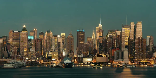 位于哈德逊河上方黄昏的曼哈顿中城天际线 — 图库照片