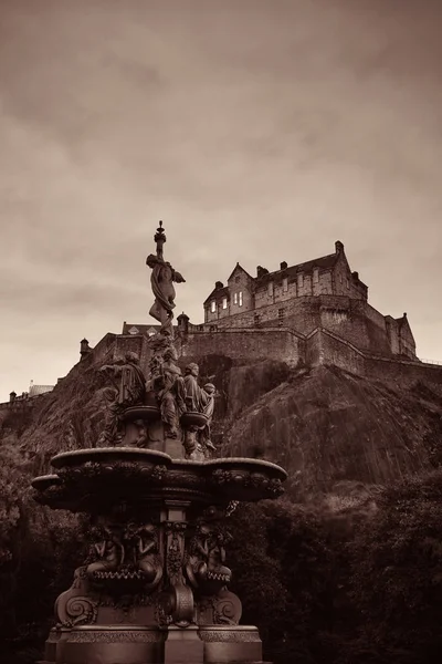 Castelo Edimburgo Com Fonte Como Famoso Marco Cidade Reino Unido — Fotografia de Stock