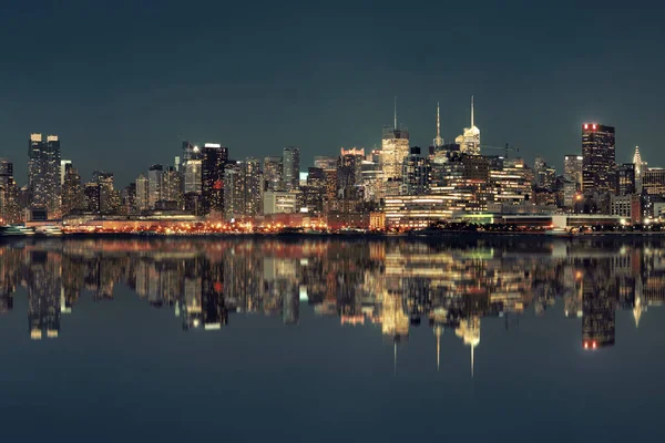 Manhattan Göbeğinde Hudson Nehri Üzerindeki Alacakaranlık Manzarasında Yansımalar Var — Stok fotoğraf