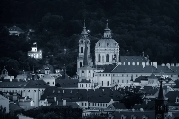 チェコ共和国の教会やドームとプラハのスカイライン屋上からの眺め夜 — ストック写真