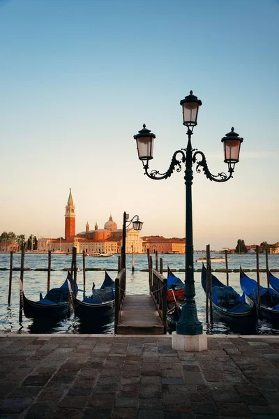 İtalya Venedik 'teki Gondola Parkı ve San Giorgio Maggiore Adası.
