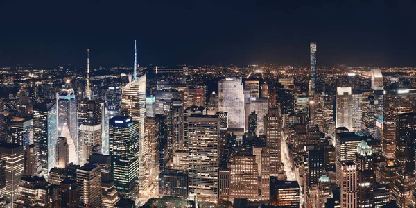 ニューヨーク市ミッドタウン スカイライン パノラマ高層ビルと 夜の都市景観 — ストック写真