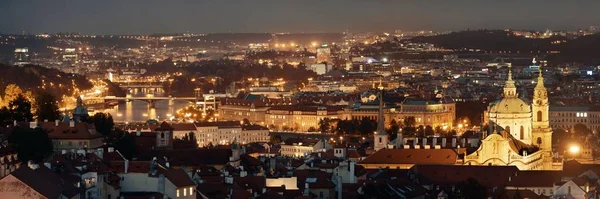 Çek Cumhuriyeti Nde Geceleyin Tarihi Binalarla Prag Gökdelen Manzarası — Stok fotoğraf