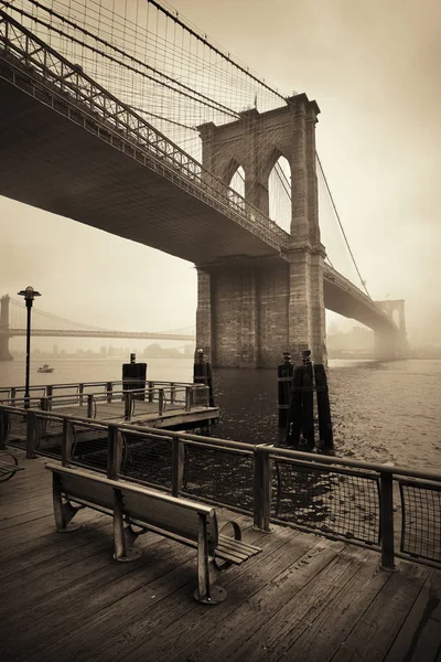 マンハッタンのダウンタウンで霧の日にブルックリン橋 — ストック写真