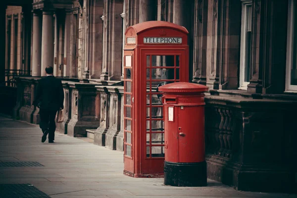 Pemandangan Jalan Kota Edinburgh Dengan Kotak Telepon Inggris — Stok Foto