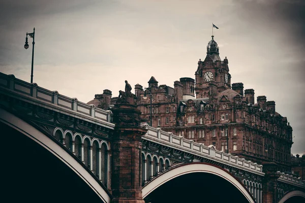 Balmoral Hotel Zvonice Mostem Výhledem Město Edinburgh — Stock fotografie