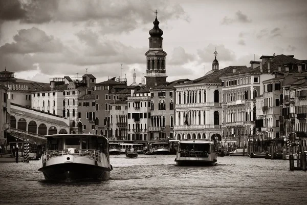 Vista Canal Venecia Con Torre Edificios Históricos Italia —  Fotos de Stock