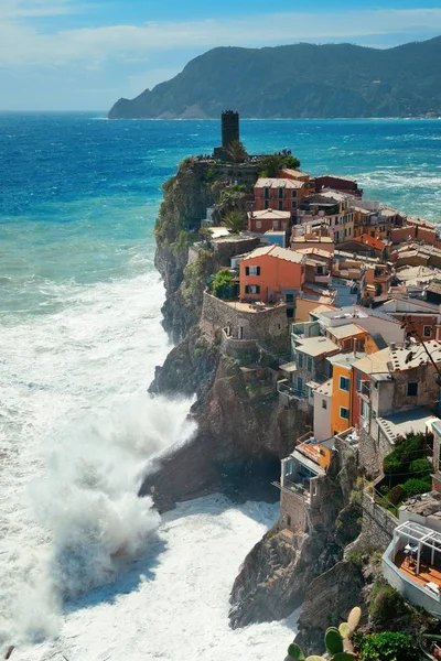 Vernazza Met Gebouwen Rotsen Boven Zee Cinque Terre Italië — Stockfoto