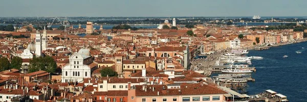 ヴェネツィアのサン マルコ広場の時計塔の上から見たスカイライン イタリア — ストック写真