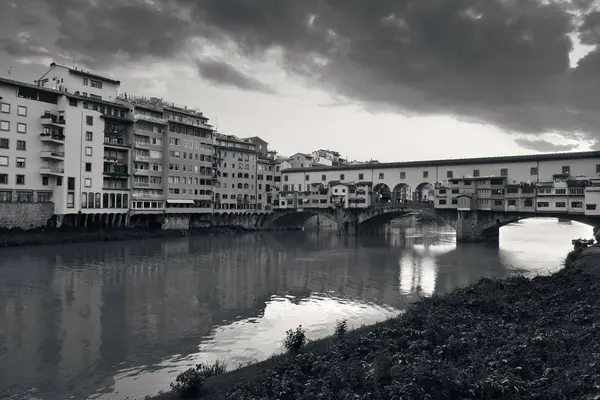 Ponte Vecchio Över Arno River Florens Italien Monokrom — Stockfoto