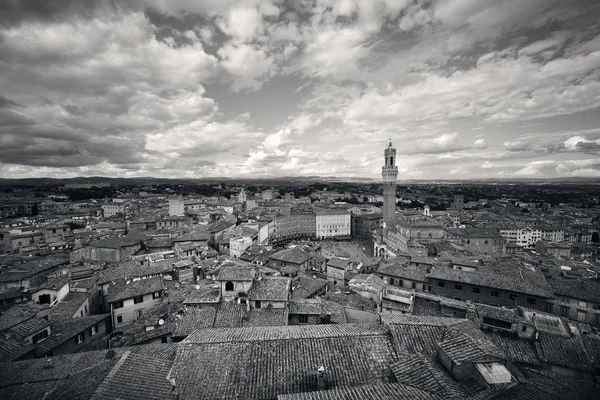 中世の町イタリアの歴史的な建物やタウンホールベルタワーとシエナスカイラインビュー — ストック写真