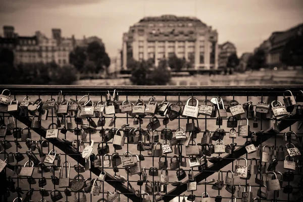 Ogromna Ilość Kłódek Moście Nad Sekwaną Paryżu — Zdjęcie stockowe