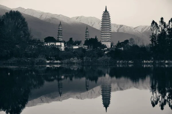 Starożytna Pagoda Starym Mieście Dali Odbiciem Jeziora Wschodzie Słońca Yunnan — Zdjęcie stockowe