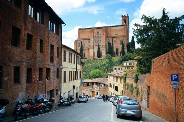 Siena, İtalya 'da eski binalarla sokak manzarası.