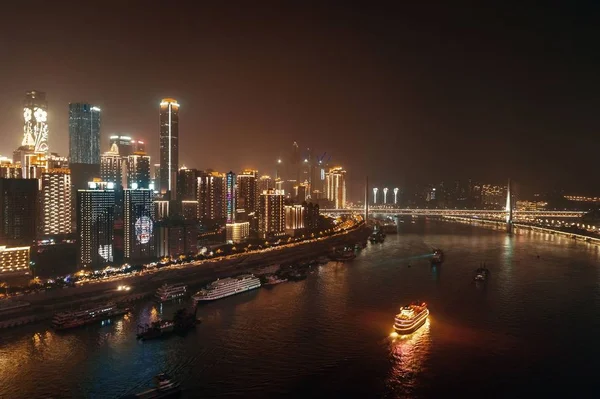 Vista Aérea Edifícios Urbanos Barco Skyline Cidade Noite Chongqing — Fotografia de Stock