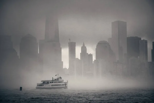 뉴욕의 안개낀 맨해튼 마천루와 — 스톡 사진