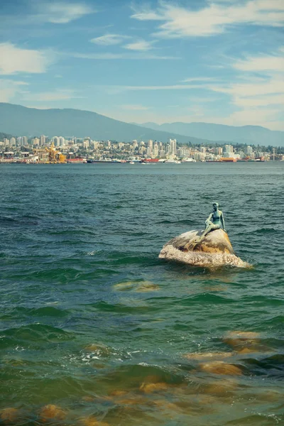 在加拿大温哥华的海上 一个穿着泳衣的女孩雕塑 — 图库照片