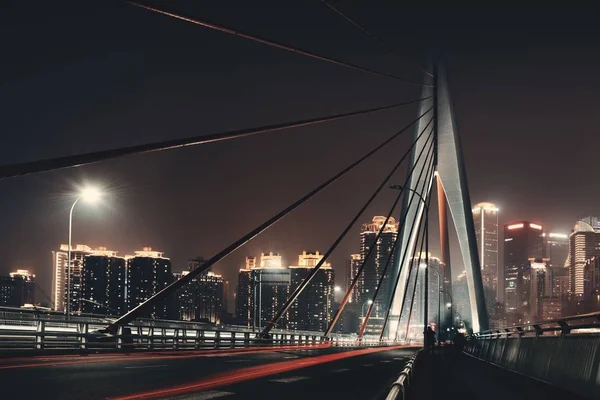 中国重慶市の夜の橋と都市建築 — ストック写真