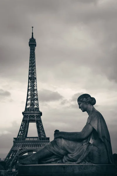 Torre Eiffel Com Estátua Como Famoso Marco Paris França — Fotografia de Stock