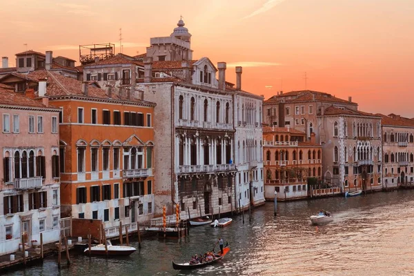 歴史的な建物とヴェネツィアの壮大な運河の夕日の景色 イタリア — ストック写真