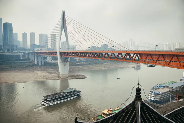 Chongqing Çin Şehir Mimarisi Ile Köprü Altında Tekne Geçidi — Stok fotoğraf